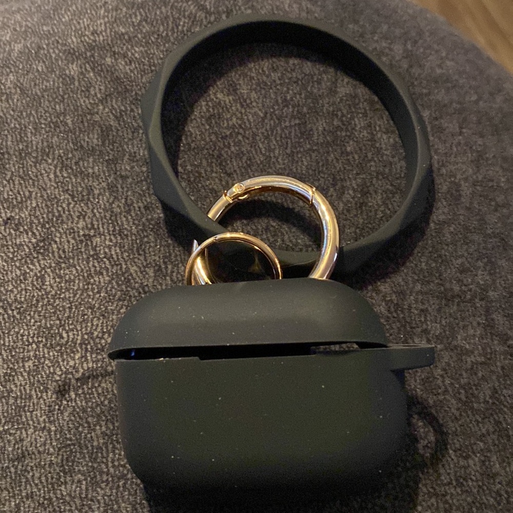 AirPod Pro case with key ring - Picture 3 of 3